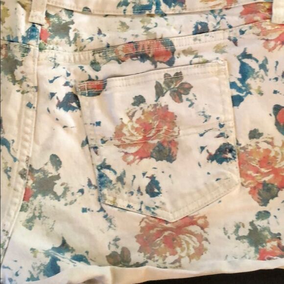 Arizona Floral Shorts - Picture 4 of 6